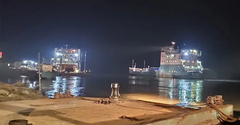 ফেরি চলাচল বন্ধ